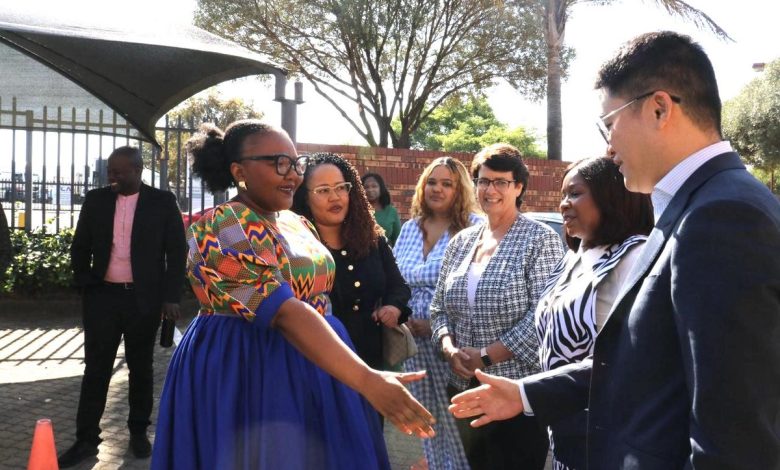 Minister of Basic Education and HONOR partner to boost ECD Registration Clinics with digital devices